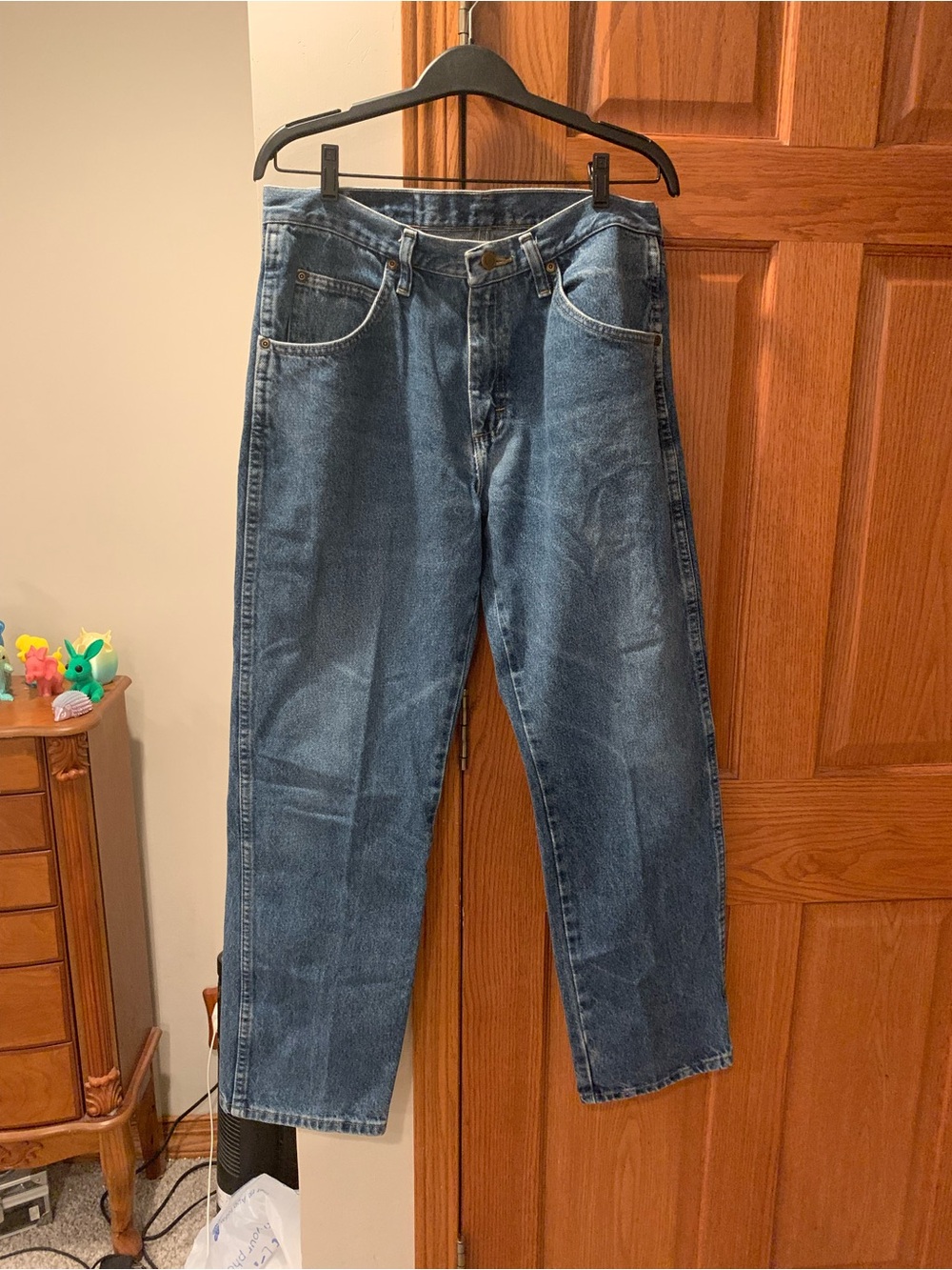 Wrangler Men's Relaxed Jeans in Blue Denim. Size 33 x 30